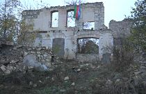 Dal fronte azero, la bandiera dell'Azerbaigian sulla città di Fizuli