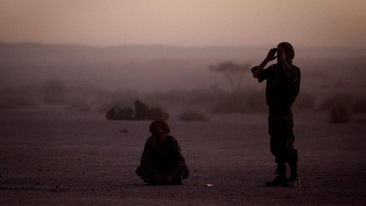 Unabhängigkeitsbefürworter Rebellen der Polisario-Front beten nach Sonnenuntergang im Westsahara-Dorf Tifariti, 27.02.2011