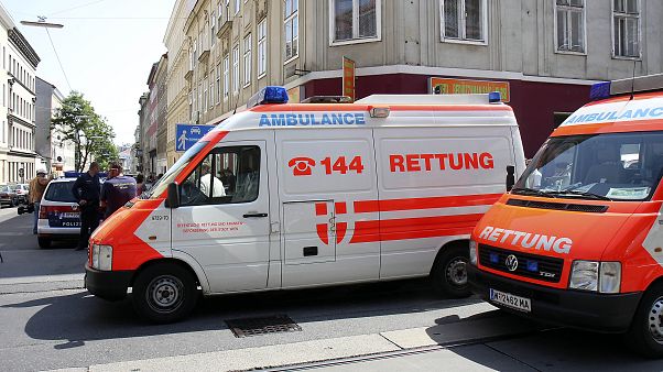 Mentőautó Ausztriában - illusztráció Mentőautó Ausztriában - illusztráció