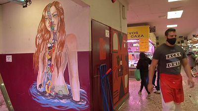 "Pinta Malasaña" em confinamento num mercado de Madrid