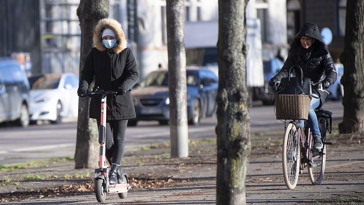 امرأة تستخدم دراجة الـ"سكوتر" الكهربائية في أحد شوارع العاصمة السويدية، ستوكهولم 20 نوفمبر 2020