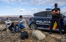 مهاجران سريان مغربيان قبضت عليهما الشرطة الإسبانية في إحدى جزر الكناري
