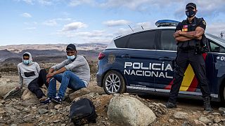مهاجران سريان مغربيان قبضت عليهما الشرطة الإسبانية في إحدى جزر الكناري