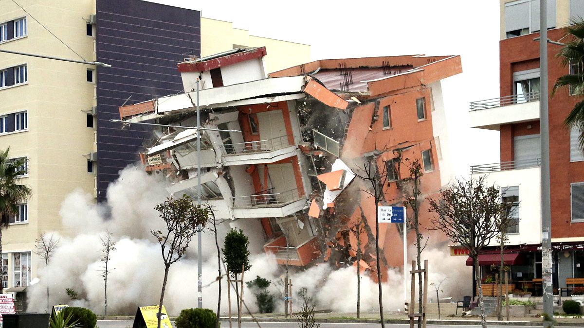 Arnavutluk'taki deprem sonrası hasar nedeniyle kontrollü yıkılan bir bina 2019