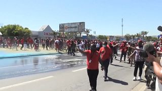 Könnygázt is bevetett a fokvárosi rendőrség a rasszizmus ellen tüntető tömeggel szemben