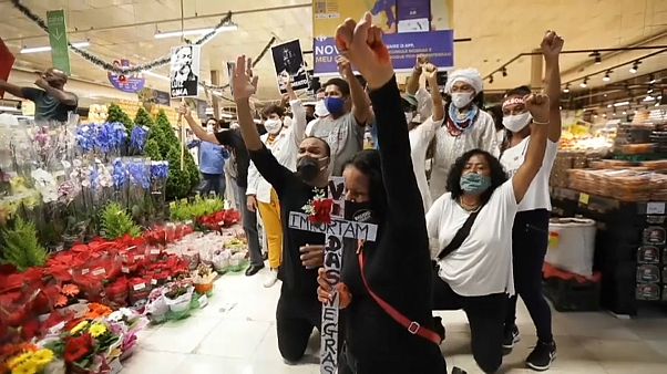 Protestas y disturbios en varias ciudades de Brasil, incluso en el supermercado donde murió la víctima tras recibir una paliza. Protestas y disturbios en varias ciudades de Brasil, incluso en el supermercado donde murió la víctima tras recibir una paliza.