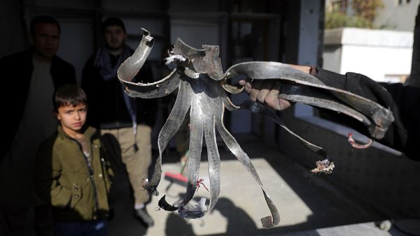 Un Afghan tient le fragment d'une roquette qui a explosé à Kaboul le 21 novembre 2020. Un Afghan tient le fragment d'une roquette qui a explosé à Kaboul le 21 novembre 2020.
