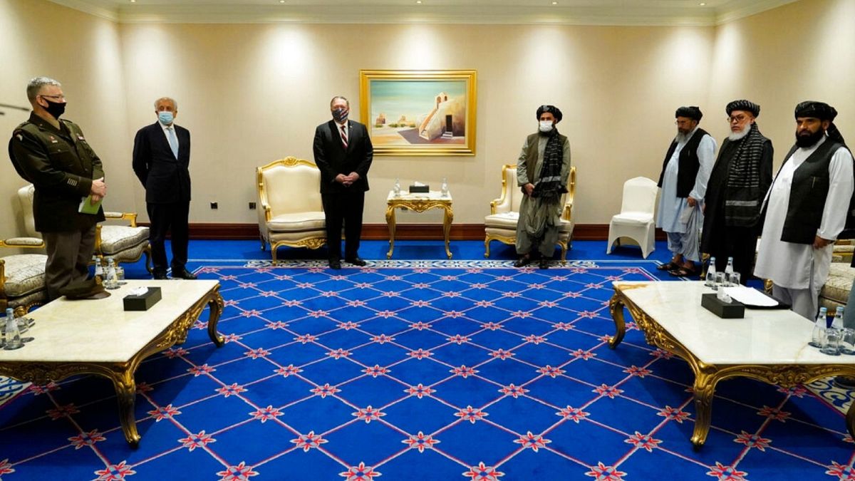 مایک پمپئو، وزیر خارجه آمریکا و ملا عبدالغنی برادر، رئیس هیات مذاکره کننده طالبان، دوحه قطر، ۲۱ نوامبر ۲۰۲۰