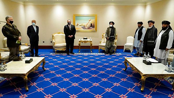مایک پمپئو، وزیر خارجه آمریکا و ملا عبدالغنی برادر، رئیس هیات مذاکره کننده طالبان، دوحه قطر، ۲۱ نوامبر ۲۰۲۰ مایک پمپئو، وزیر خارجه آمریکا و ملا عبدالغنی برادر، رئیس هیات مذاکره کننده طالبان، دوحه قطر، ۲۱ نوامبر ۲۰۲۰