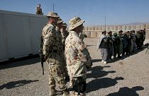 Afganistan'da görevli Avustralyalı askerler, Afgan sivillerle bir okul açılışında (arşiv)