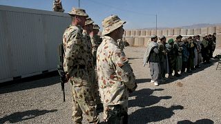 Afganistan'da görevli Avustralyalı askerler, Afgan sivillerle bir okul açılışında (arşiv) 