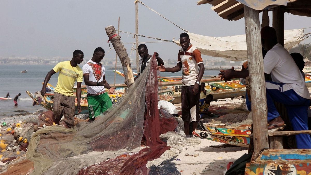 گروهی از ماهی‌گیران در سنگال (عکس از آرشیو)