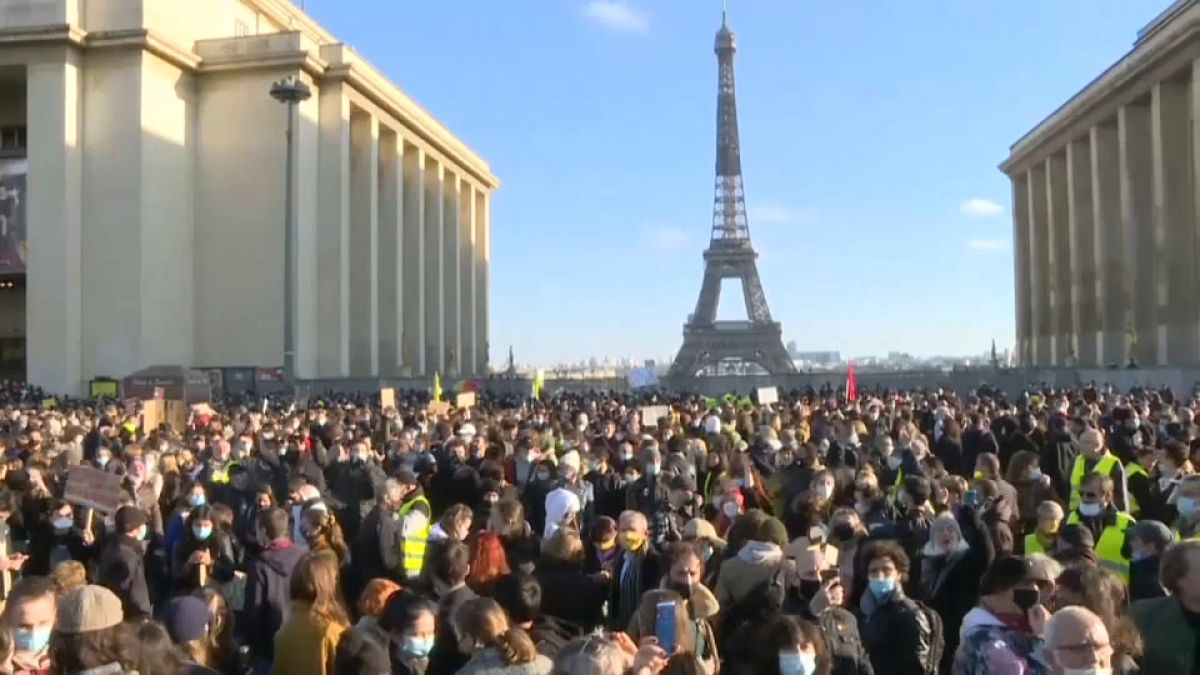 Fotos von Polizisten verboten! Proteste gegen Sicherheitsgesetz in Frankreich
