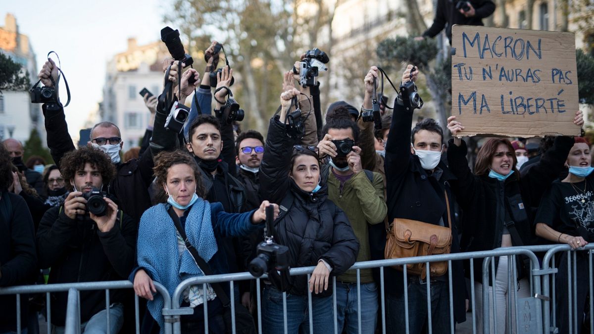 Paris'te güvenlik yasası protesto edildi