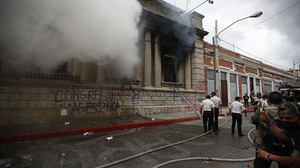 Humo saliendo del edificio del Congreso Humo saliendo del edificio del Congreso