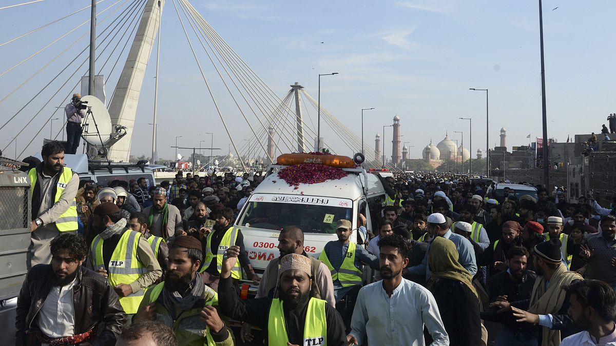 Il corteo funebre per Khadim Hussain Rizvi a Lahore, Pakistan