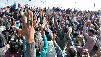 Milhares presentes no funeral de clérigo radical paquistanês