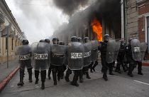 La colère monte contre le président du Guatemala : le parlement incendié
