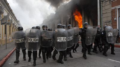 Guatemala'da hükümetin 2021 bütçesini protesto eden göstericiler parlamento binasını ateşe verdi