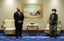 Le secrétaire d'État américain Mike Pompeo et le mollah Abdul Ghani Baradar, négociateur en chef des insurgés, le 21 novembre 2020, à Doha, au Qatar.