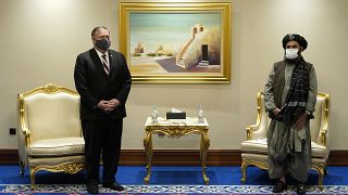 Le secrétaire d'État américain Mike Pompeo et le mollah Abdul Ghani Baradar, négociateur en chef des insurgés, le 21 novembre 2020, à Doha, au Qatar.