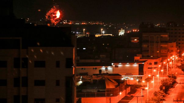 اشتعال النيران في مواقع القصف الإسرائيلي اشتعال النيران في مواقع القصف الإسرائيلي