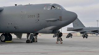 قائفات القنابل الأمريكية B-52H قبل الإقلاع من قاعدة مينوت الجوية في داكوتا الشمالية في طريقها لمنطقة الشرق الأوسط
