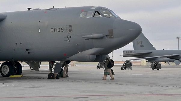 قائفات القنابل الأمريكية B-52H قبل الإقلاع من قاعدة مينوت الجوية في داكوتا الشمالية في طريقها لمنطقة الشرق الأوسط قائفات القنابل الأمريكية B-52H قبل الإقلاع من قاعدة مينوت الجوية في داكوتا الشمالية في طريقها لمنطقة الشرق الأوسط