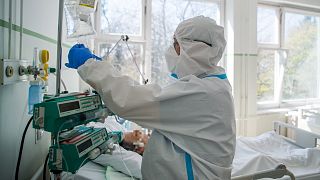 Ápoló egy koronavírussal fertőzött, lélegeztető gépen lévő beteget lát el