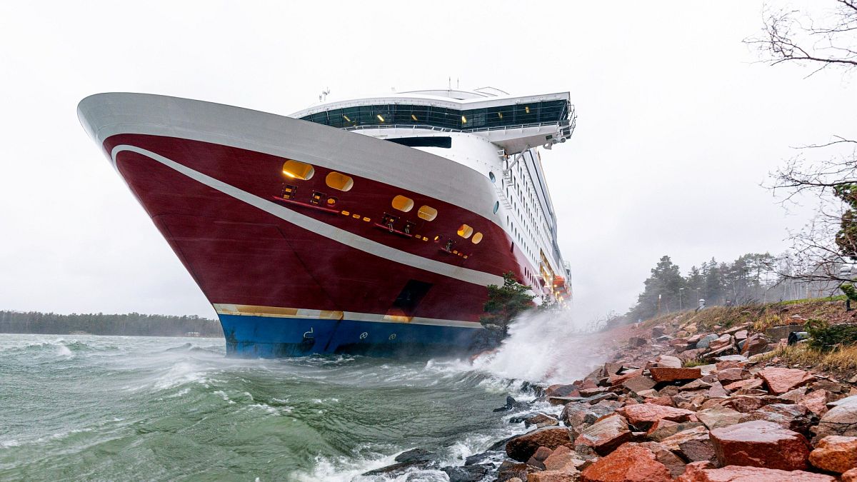 Finlandiya merkezli Viking Line deniz taşımacılığı şirketine ait Viking Grace feribotu, Baltık Denizi'nde karaya oturdu