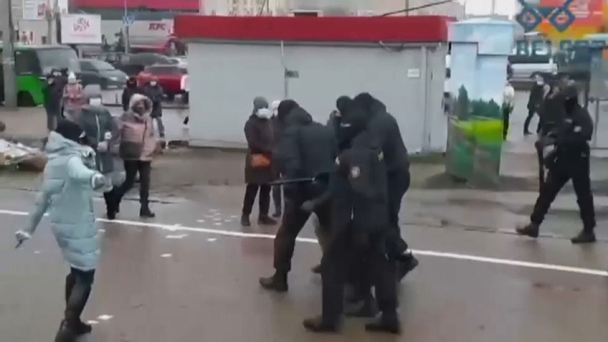 Belarus: Polizeigewalt bei friedlicher Demo, über 300 Festnahmen