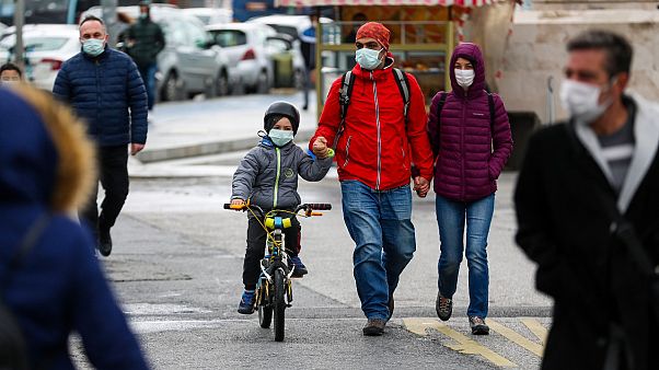 Türkiye'de son günlerde Covid-19 tedbirleri dahilinde denetimli sokağa çıkma yasağı uygulanıyor. Türkiye'de son günlerde Covid-19 tedbirleri dahilinde denetimli sokağa çıkma yasağı uygulanıyor.