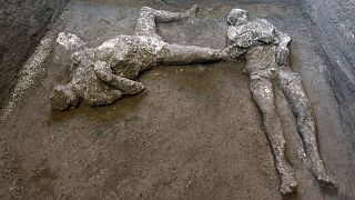 بقایای اجساد دو نفر از قربانیان فوران آتشفشان وزوو در سال ۷۹ پس از میلاد مسیح