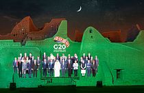 Montaje de foto de familia de la cumbre virtual del G20 en Arabia Saudí