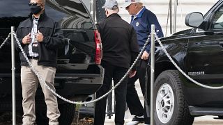 ترامب وسط موكب سيارات خلال مغادرته البيت الأبيض في واشنطن. 2020/11/22