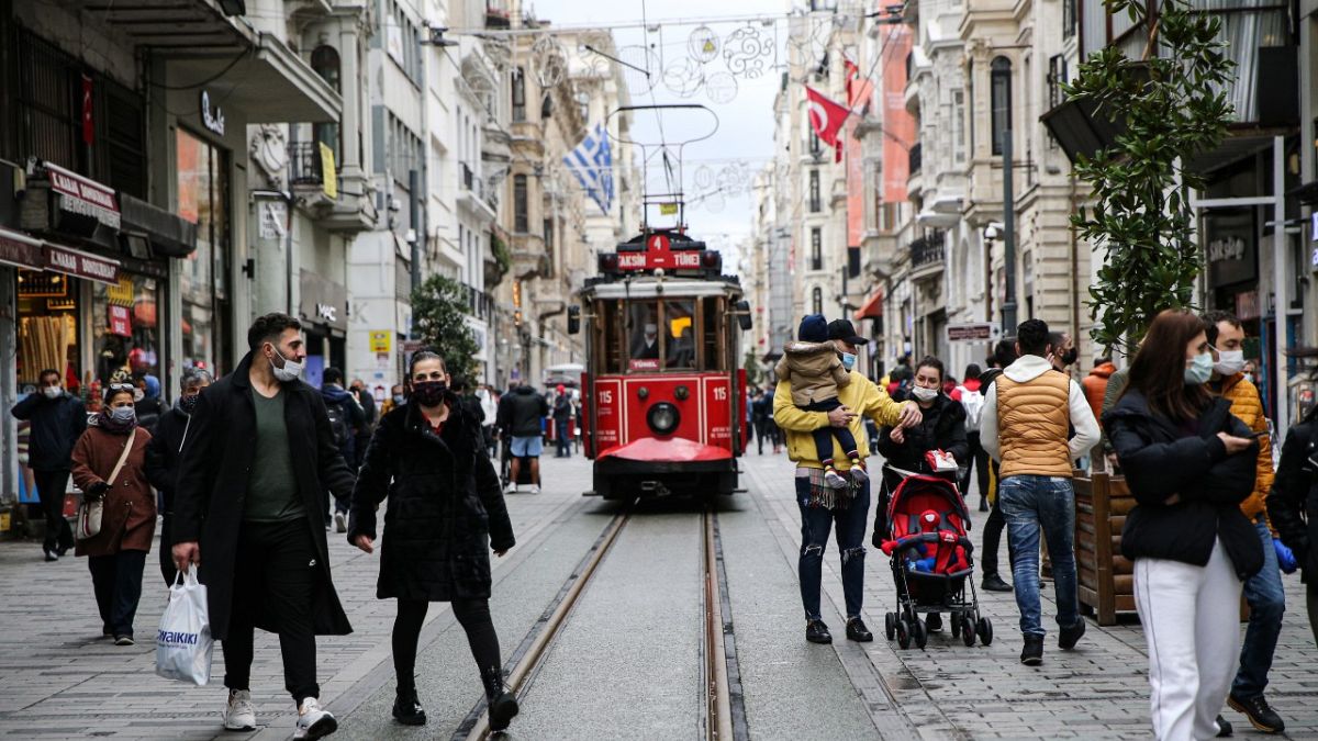 İstanbul'un en kalabalık mekanlarından İstiklal Caddesi'nden bir kare.