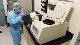 Fotó egy miami laboratóriumból, ahol a Moderna vakcináját tesztelték