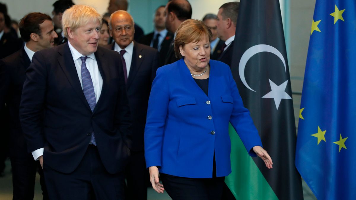 المستشارة الألمانية أنجيلا ميركل تتحدث مع رئيس الوزراء البريطاني بوريس جونسون خلال قمة السلام حول ليبيا في المستشارية في برلين ، 19 يناير 2020
