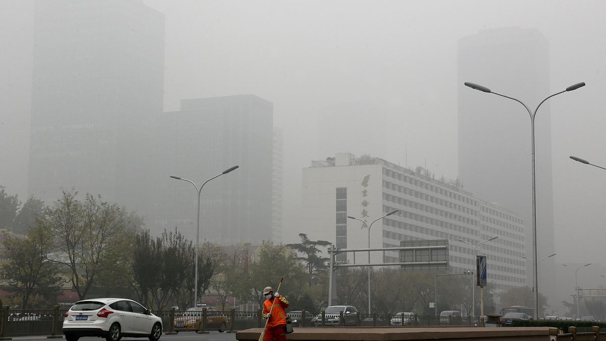التلوث يكتسح أحد شوارع بكين.