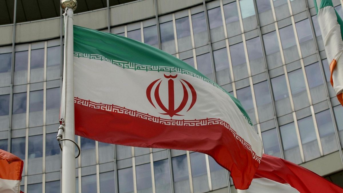 پرچم ایران مقابل آژانس بین‌المللی انرزی اتمی