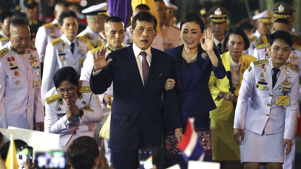 König Maha Vajiralongkorn und Königin Suthida von Thailand bei der Eröffnung einer Nahverkehrsstation in Bangkok am 14. November 2020. 