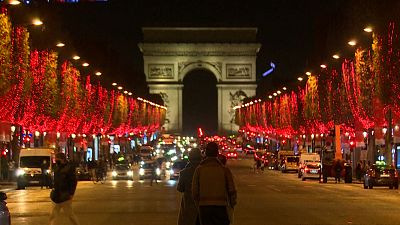 Weihnachtliches Paris: Champs-Elysées erstrahlen in Rot