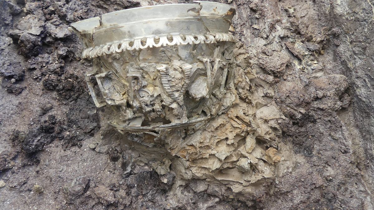 Restos de un jarrón descubierto en un sarcófago