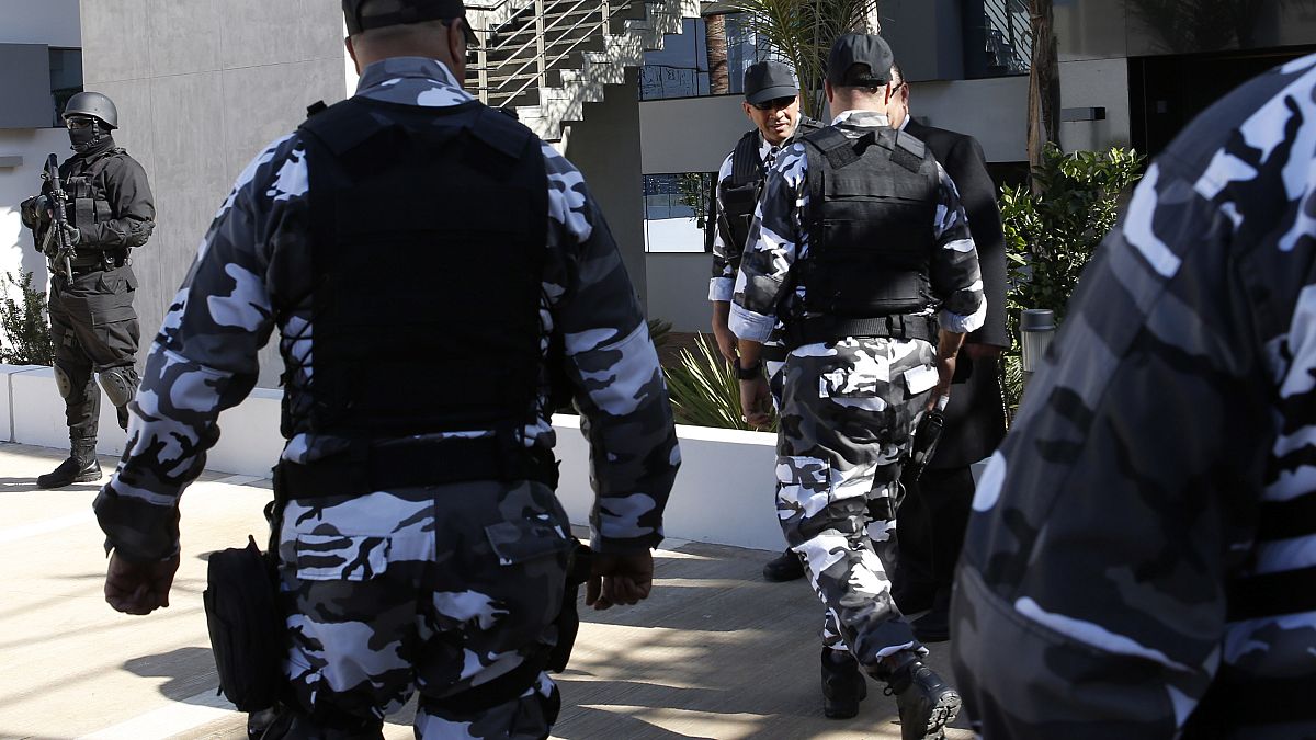 حراس وحدات مغربية خاصة لمكافحة الإرهاب في مقر المكتب المركزي للتحقيقات القضائية في سلا، المغرب