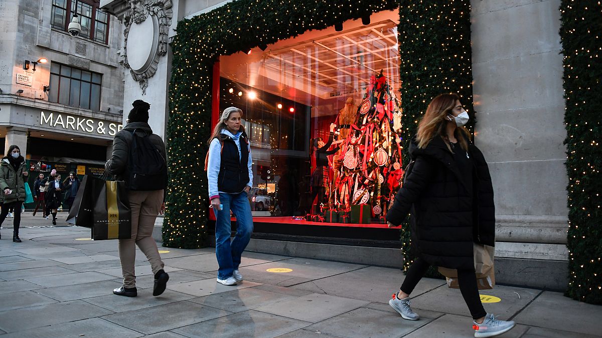 Un escaparate con temática navideña en Selfridges en Oxford Street, Londres, el 4 de noviembre de 2020.