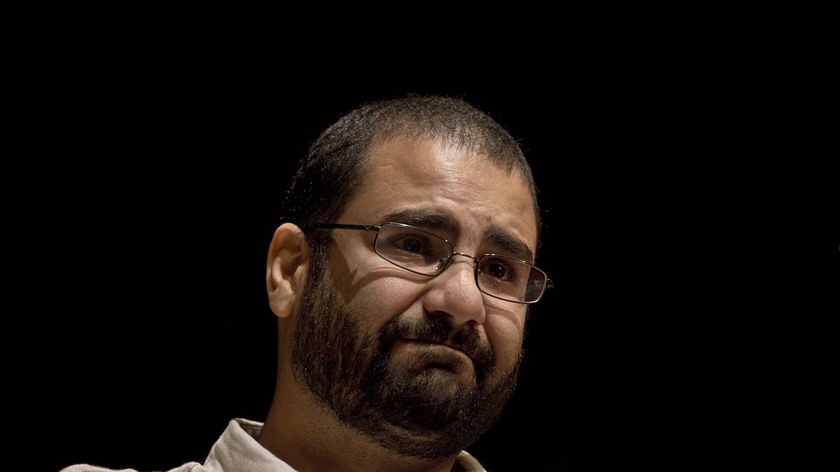 الناشط السياسي علاء عبد الفتاح خلال محاضرة في جامعة القاهرة الأميركية (أرشيف) 
