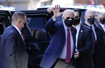 El presidente electo de Estados Unidos, Joe Biden, saluda tras bajarse de su vehículo
