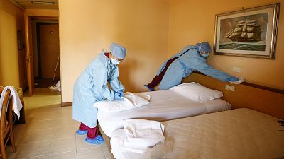 Una habitación de hotel para pacientes de covid en vez de turistas, un mal menor par el sector