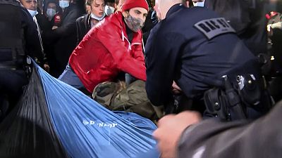 Controversa operação de desmantelamento de acampamento ilegal em Paris
