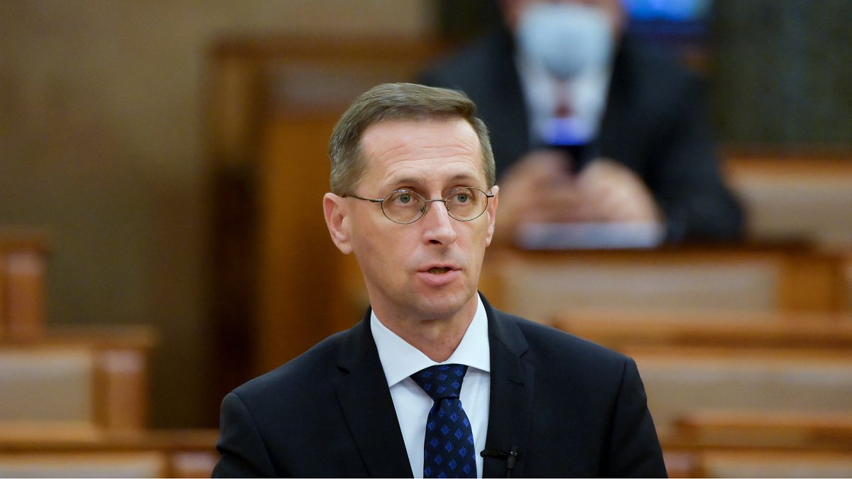 Varga Mihály pénzügyminiszter azonnali kérdésre válaszol az Országgyűlés plenáris ülésén 2020. november 23-án.